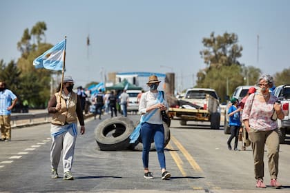 Productores mendocinos cortaron la ruta nacional 7 en el límite con San Luis