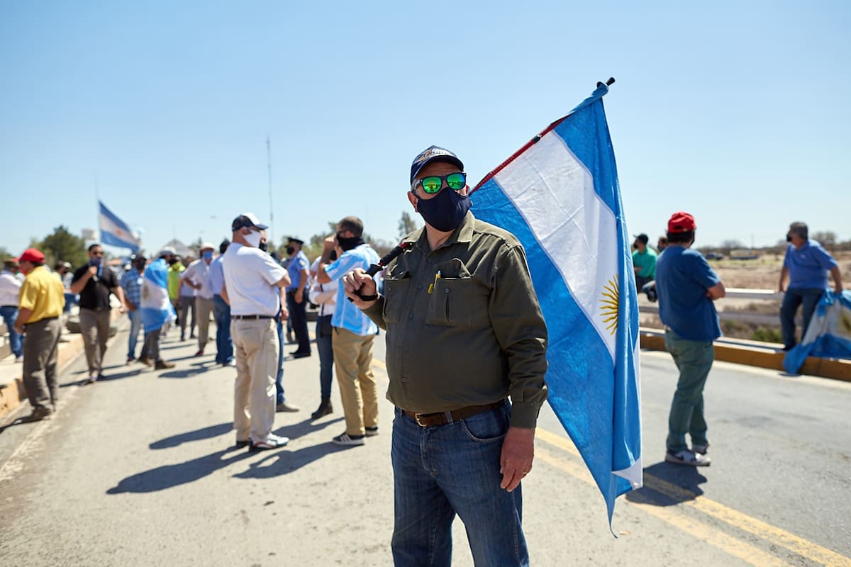 Productores mendocinos cortaron la ruta nacional 7 en el límite con San Luis