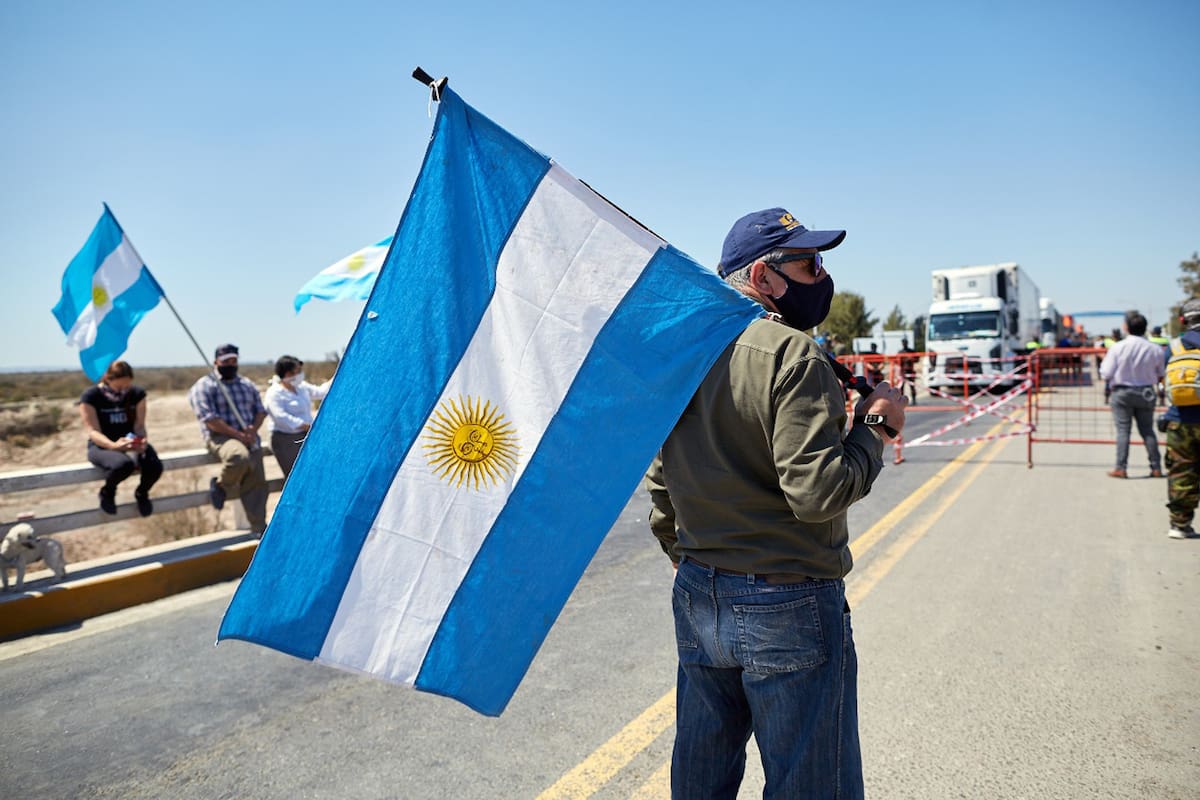 Productores mendocinos en el corte ayer cerca de Desaguadero