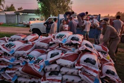 Productores organizaron una red de ayuda solidaria para llevar alimento balanceado a Cuña Boscosa, Santa Fe