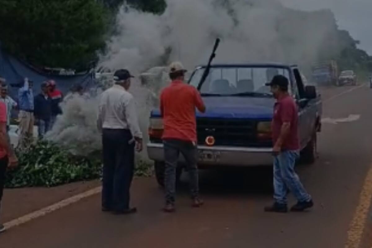 Productores pararon la camioneta que llevaba yerba y quemaron el producto al costado de la ruta nacional 14