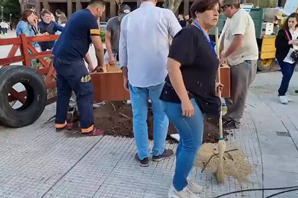 Productores se encargaron de dejar en perfecto estado la Plaza de Mayo