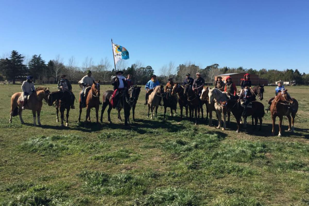 Productores se manifestaron en una marcha del 17A en una rotonda de Coronel Suárez