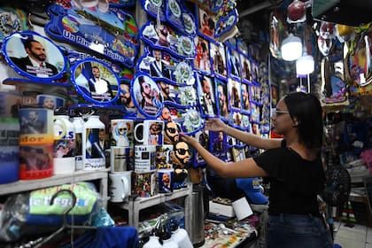 Productos con la cara de Nayib Bukele en un mercado de San Salvador. (Marvin RECINOS / AFP)