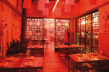 Productos y tradiciones asiáticas alrededor de un Buda niño