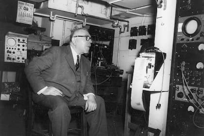 Prof. Norbert Wiener en1955, analizando un registro de sus ondas cerebrales tomadas con un "Auto-correlator"