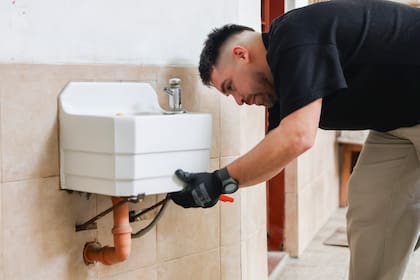 Profesionales de la electricidad y de la fontanería reportan listas de espera de varias semanas para la atención de clientes, debido a la imposibilidad de asumir más proyectos sin personal de apoyo