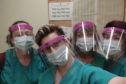 Profesionales de uno de los centros de salud a los que llegaron máscaras impresas en 3D por la comunidad maker