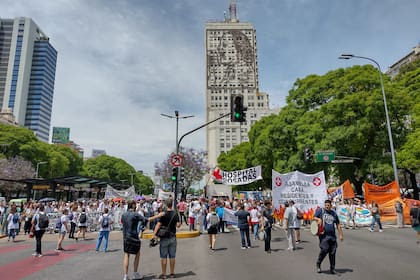 Profesionales del Hospital Posadas y de las residencias nacionales y bonaerenses se manifestaron frente al Ministerio de Salud de la Nación antes de marchar a Plaza de Mayo