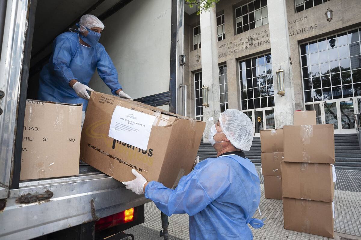Profesionales y directivos organizan los insumos, las áreas de internación, las guardias y los equipos médicos; los pasillos están casi vacíos por la cancelación de turnos no urgentes; con una app, seguirán a los aislados domiciliarios