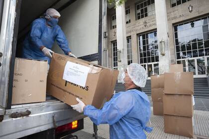 Profesionales y directivos organizan los insumos, las áreas de internación, las guardias y los equipos médicos; los pasillos están casi vacíos por la cancelación de turnos no urgentes; con una app, seguirán a los aislados domiciliarios