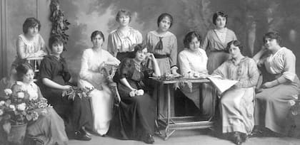 Profesoras egresadas del Lenguas Vivas en 1913.