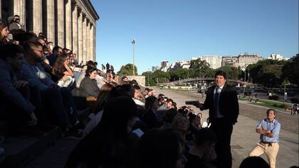 Profesores de la UBA dictaron clases al aire libre para alertar sobre el desfinanciamiento de la universidad pública