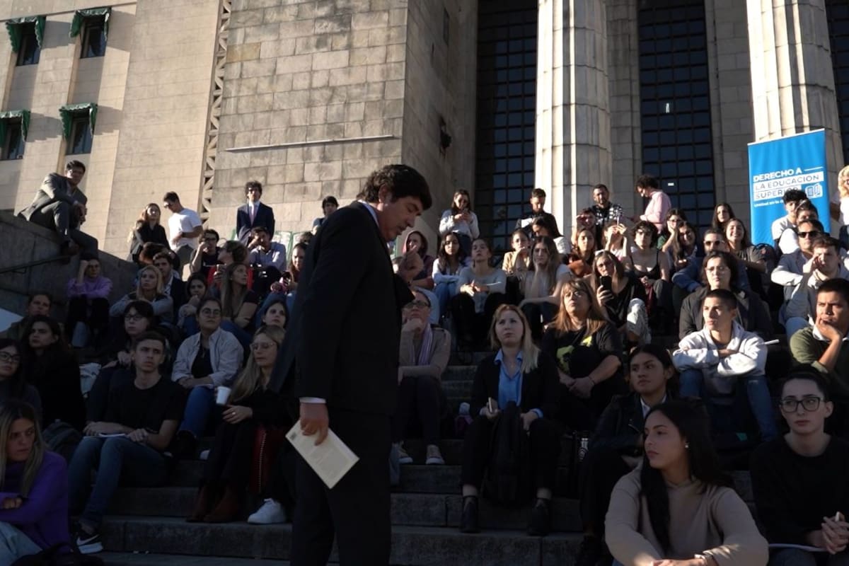 Profesores de la UBA dictaron clases al aire libre para alertar sobre el desfinanciamiento de la universidad pública