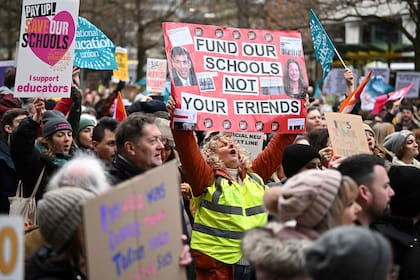 Profesores sostienen pancartas mientras participan en una protesta organizada por NEU y otros sindicatos afiliados en la plaza de San Pedro, en Manchester, el 1 de febrero de 2023