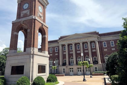 Profesores y estudiantes piden a juez anular ley de Alabama que prohíbe iniciativas de inclusión