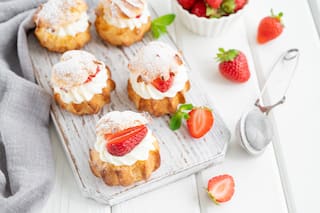 Profiteroles con crema de frutilla