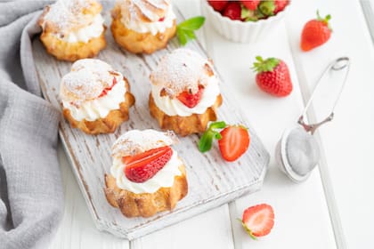 Profiteroles rellenos de crema de frutilla.