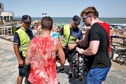 Prohiben el ingreso a balnearios de Playa Grande con bebidas alcohólicas y equipos de música