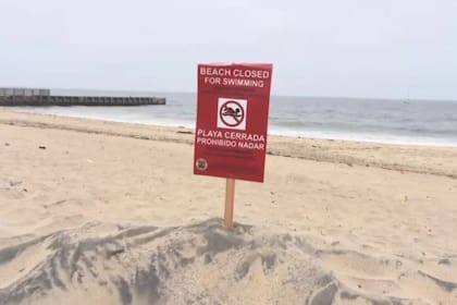 Prohíben nadar y surfear en playas de Los Ángeles por altos niveles de bacterias