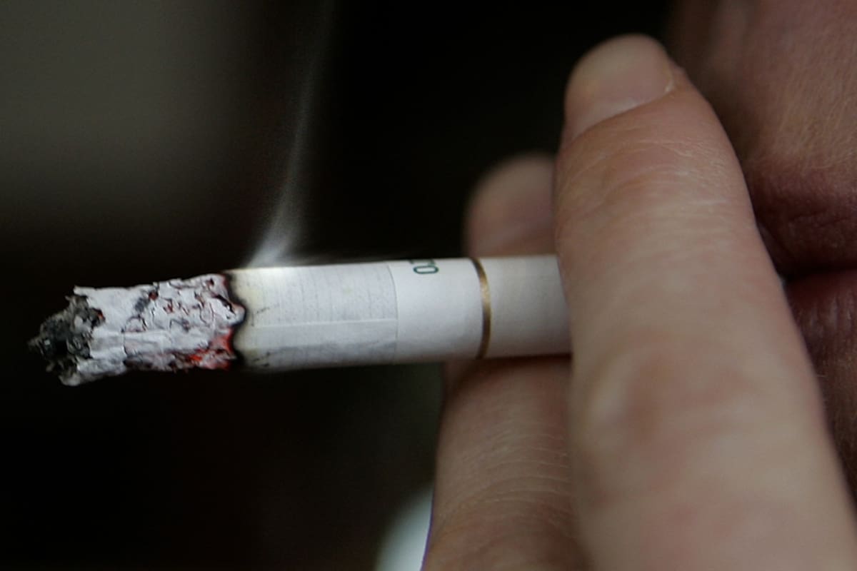 Prohibido fumar: el Papa ordenó que no se vendan más cigarrillos en el Vaticano