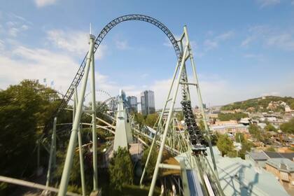 Prohibidos en diversos espacios públicos, en esta ocasión un corredor profesional de este tipo de vehículos aéreos y un youtuber lograron registrar el paseo en una montaña rusa visto desde un drone en Gotemburgo, Suecia