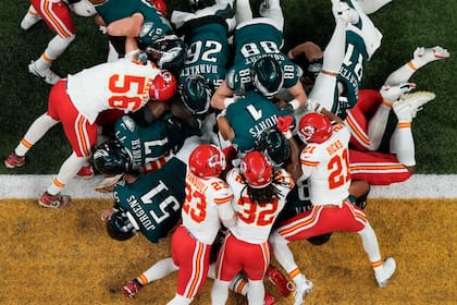 Prohibir el “tush push” y cambios en el sistema de siembra de playoffs son propuestas en la NFL