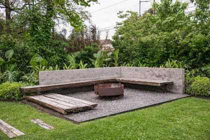 Prolijo, el fogonero de una casa inmersa en la vegetación tropical. Espacio de reuniones y atardeceres selváticos.