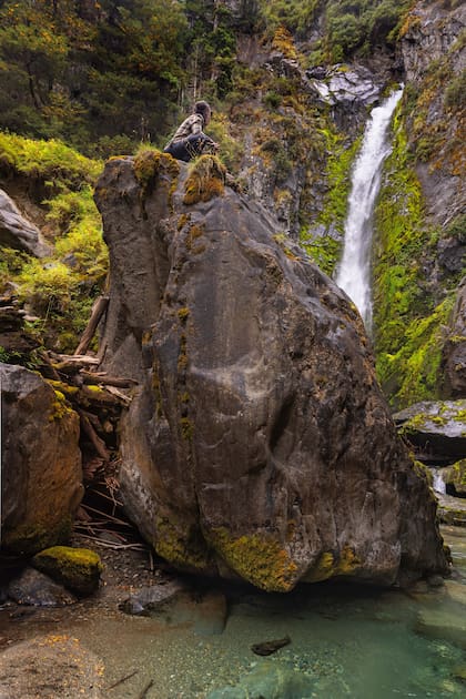 Promontorio rocoso para admirar una cascada cerca del lago Rivadavia