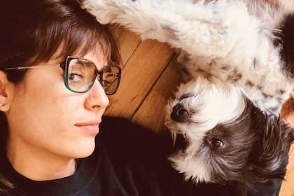 Promotora de la adopción de perros, la vemos con María Guadalupe
de la Lleca. En agosto del año pasado, sumaron otro perro a la familia al que llamaron Cazzú.