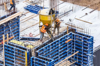 Promulgada por el gobernador Gavin Newsom el 10 de octubre de 2025, la ley —incorporada en el Código de Gobierno estatal— se enfoca en el desarrollo orientado al transporte (TOD) para optimizar el uso del suelo urbano