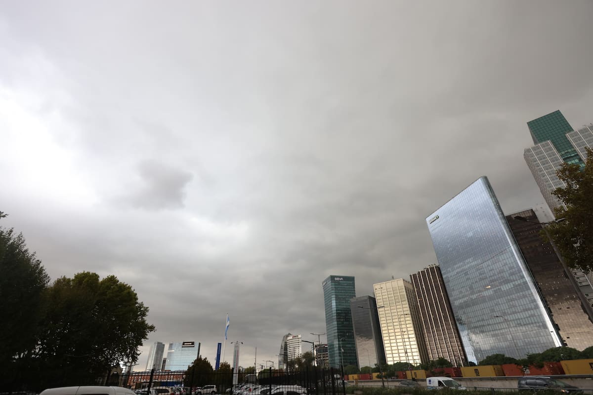 Pronóstico de fuertes tormentas en la ciudad de Buenos Aires y alrededores, donde rige una alerta naranja