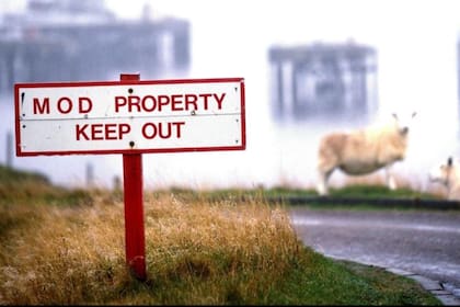 "Propiedad del Ministerio de Defensa. No pasar", dice este anuncio y aplica a toda una isla.