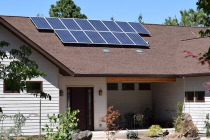 Los paneles solares logran una disminución en el consumo de la energía; los costos oscilan entre US$4000 y US$6000, incluyendo la instalación