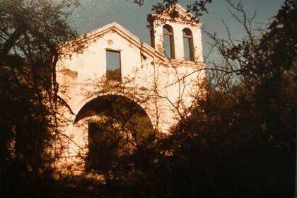 Propiedades. Ruinas de una capilla, levantada por los jesuitas en el siglo XVIII, en la estancia Pinas, que perteneció a Manubens Calvet; allí también había una escuela