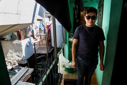 Carlos Rivas González tiene 24 años, vive en el bajo autopista en la Villa 31