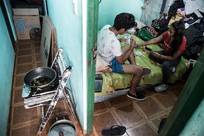 La habitación en la que vive Carlos Rivas González junto a su familia