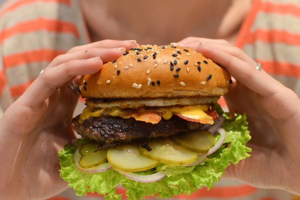 Propuestas de fast food, comida al paso y mostradores con productos listos para llevar.