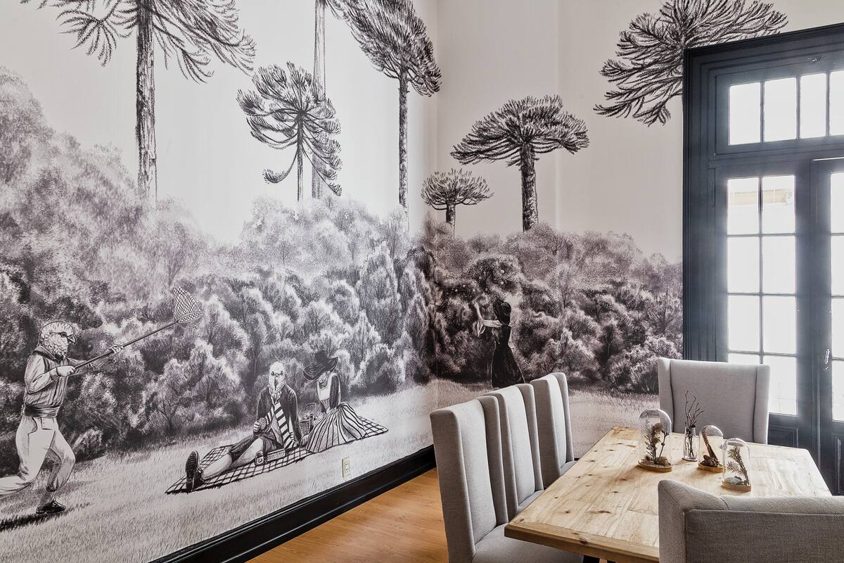 Propuestas para renovar la casa con detalles o con transformaciones más radicales: desde murales, pisos diferenciales y estructuras en hierro hasta objetos dorados y tapizados en terciopelo