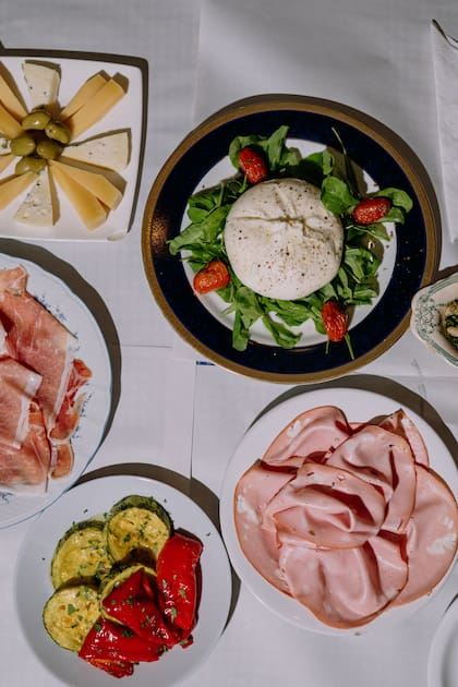 Prosciutto, burrata y melanzane alla calabresei son parte de las propuestas de antipasto italiano