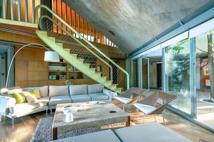 Protagonista en el living, la escalera marca presencia y divide espacios