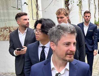 Protagonistas del caso $LIBRA. En segundo plano, Mauricio Novelli habla con Hayden Davis en Buenos Aires, a fines de 2024; en primer plano, Manuel Terrones Godoy