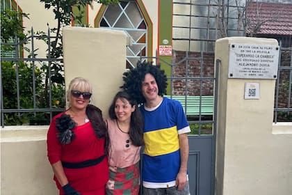 Protagonistas del "tour carrocero" en la puerta de la casa