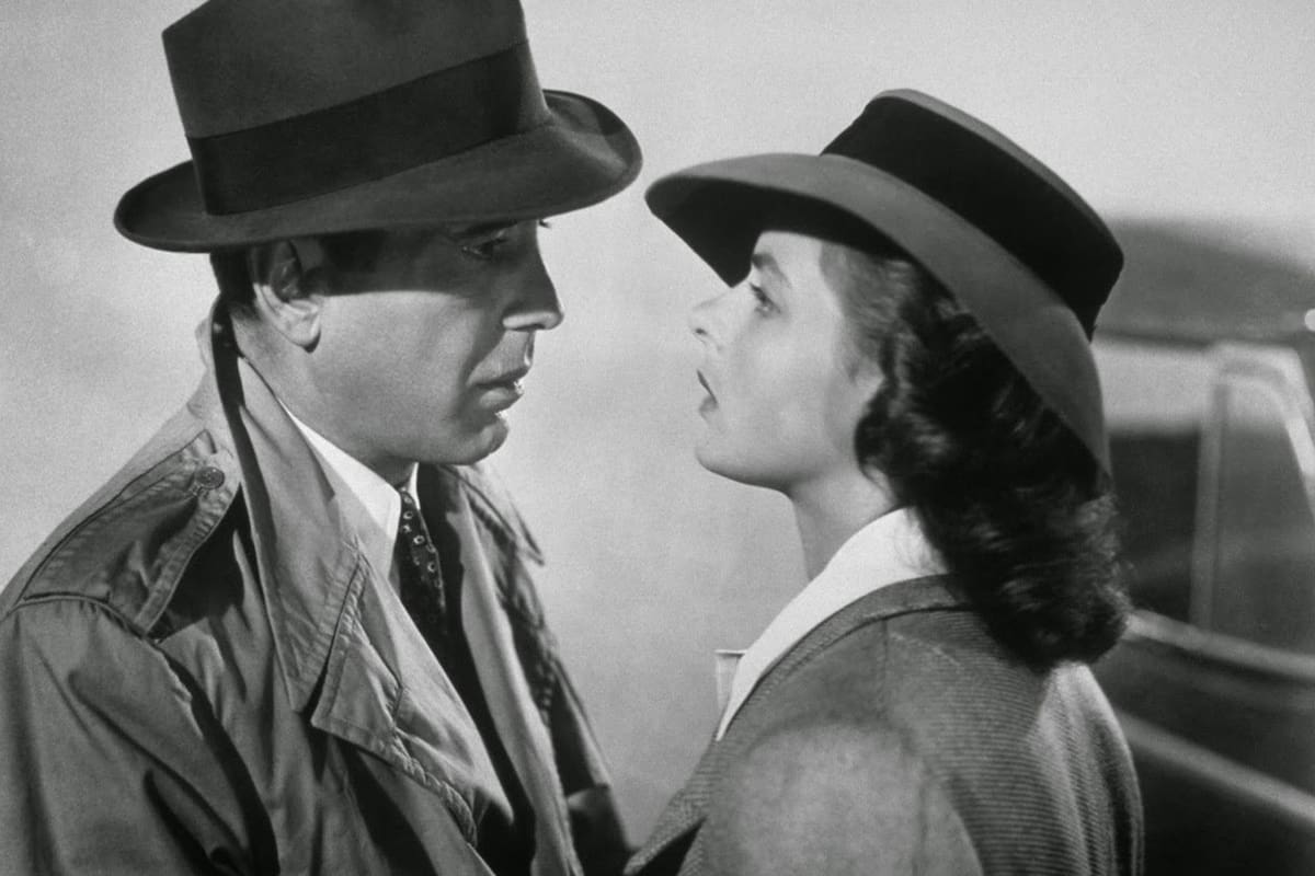 Protagonizada por Humphrey Bogart e Ingrid Bergman, Casablanca estrenó en cines en 1942.