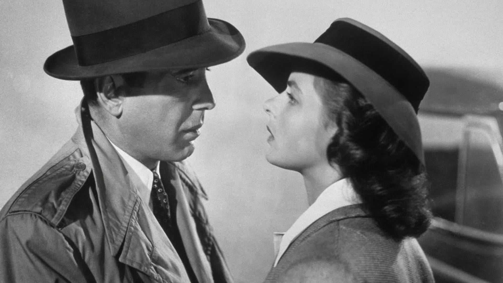 Protagonizada por Humphrey Bogart e Ingrid Bergman, Casablanca estrenó en cines en 1942.