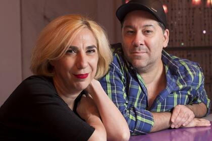 Protagonizan Ni con perros ni con chicos, obra en la que representan la historia de amor entre Charles Laughton y Elsa Lanchester