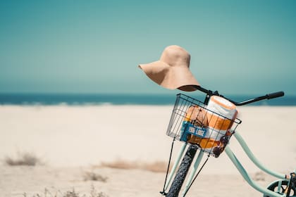 Protectores solares, sombreros y anteojos de sol son los elementos esenciales de las personas asiáticas para cuidar su piel (Foto:IStock)
