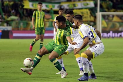 Protege el balón Cauteruccio, el goleador del certamen (y algo más...)
