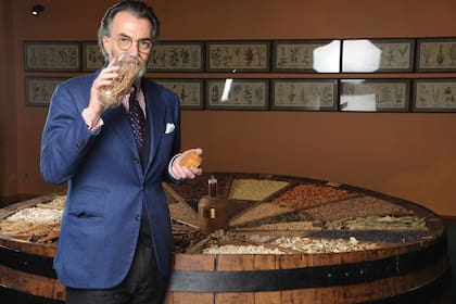 Protege una herencia un poco real y un poco intangible, que resguarda en una caja fuerte, pero también en su memoria: la combinación exacta de ingredientes, la receta del fernet creado por su familia. Se la transmitirá a su hijo cuando lo crea conveniente: “Todavía no la merece –asegura–, hay mucho