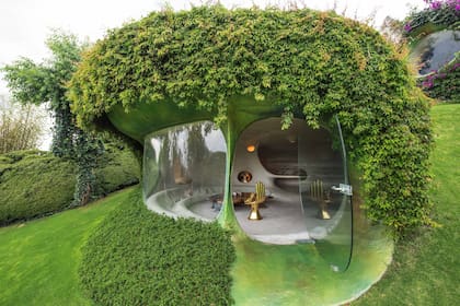 Protegidas por el manto verde del jardín, las diferentes estancias se diseñaron con ventanles amplios para aprovechar al máximo la luz natural.